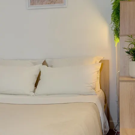 - Bright & Modern - Private Terrace - Aircon - Near Train & アパート *
