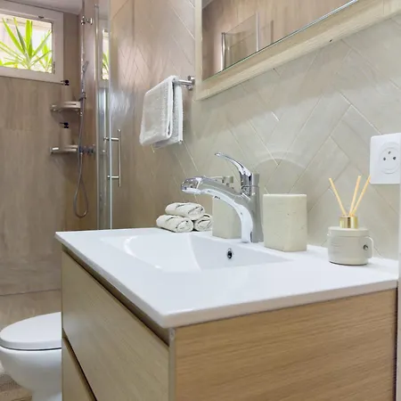 - Bright & Modern - Private Terrace - Aircon - Near Train & アパート