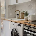 Apartamento - Bright&modern - Private Terrace - Aircon - Near Train&beach Niza