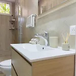 - Bright&modern - Private Terrace - Aircon - Near Train&beach Apartamento