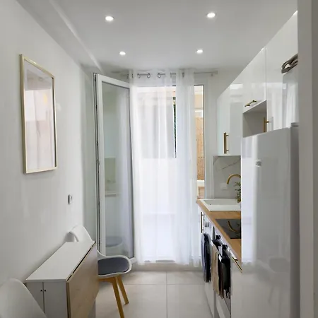 - Bright&modern - Private Terrace - Aircon - Near Train&beach