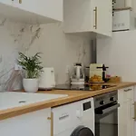 - Bright & Modern - Private Terrace - Aircon - Near Train & Apartman Nizza