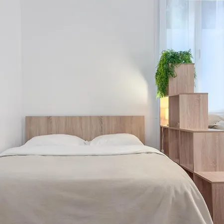 - Bright & Modern - Private Terrace - Aircon - Near Train & Apartament
