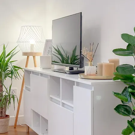 - Bright & Modern - Private Terrace - Aircon - Near Train & *