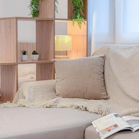 - Bright & Modern - Private Terrace - Aircon - Near Train & 尼斯