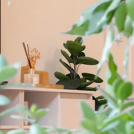 - Bright & Modern - Private Terrace - Aircon - Near Train &
