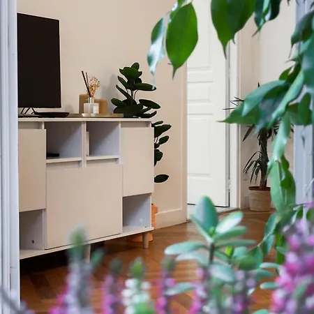 公寓 - Bright & Modern - Private Terrace - Aircon - Near Train &