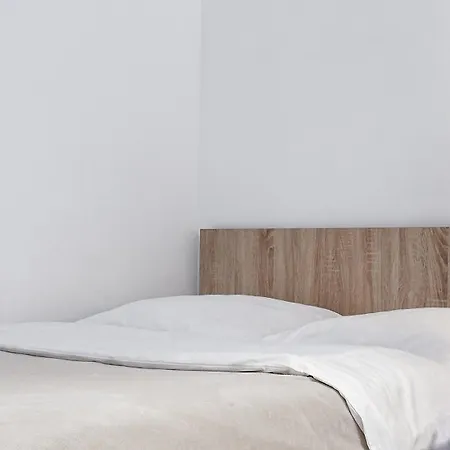 - Bright & Modern - Private Terrace - Aircon - Near Train &