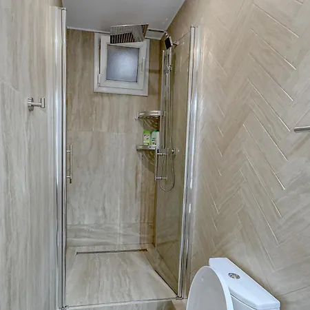 - Bright & Modern - Private Terrace - Aircon - Near Train & 尼斯