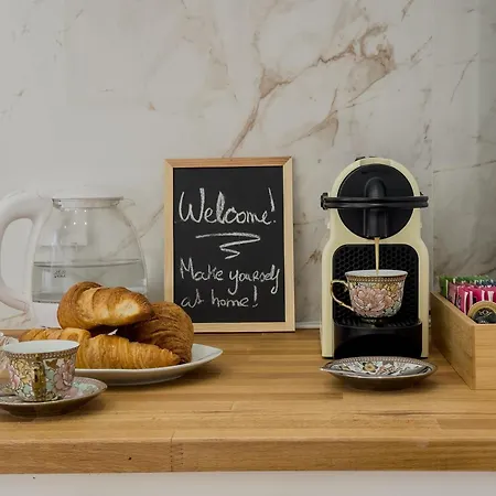 - Bright & Modern - Private Terrace - Aircon - Near Train &