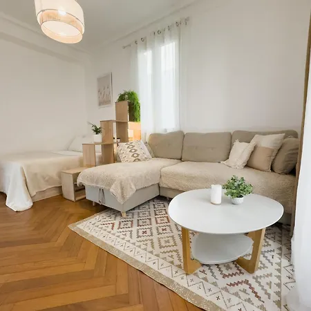 - Bright & Modern - Private Terrace - Aircon - Near Train & Appartement