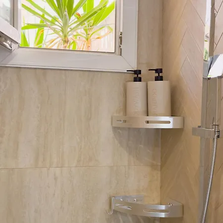 - Bright & Modern - Private Terrace - Aircon - Near Train & Appartement *