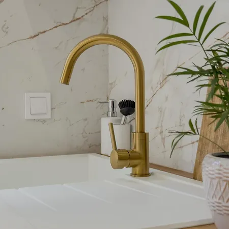 - Bright & Modern - Private Terrace - Aircon - Near Train & Nice