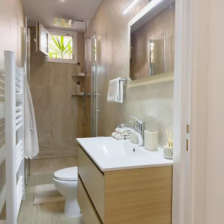 - Bright & Modern - Private Terrace - Aircon - Near Train & Appartement *