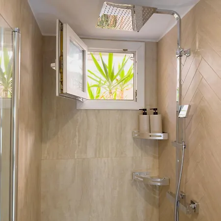 - Bright & Modern - Private Terrace - Aircon - Near Train & Appartement