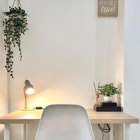 - Bright & Modern - Private Terrace - Aircon - Near Train & *