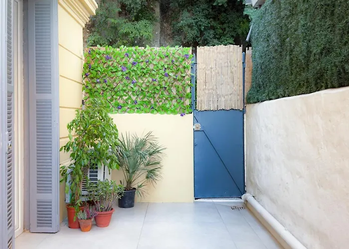 - Bright & Modern - Private Terrace - Aircon - Near Train & Apartmán