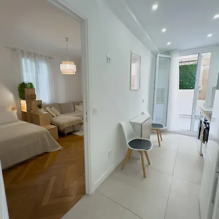 - Bright & Modern - Private Terrace - Aircon - Near Train & *