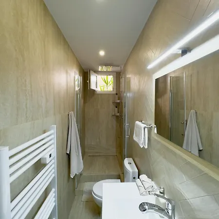 - Bright & Modern - Private Terrace - Aircon - Near Train & Appartement *